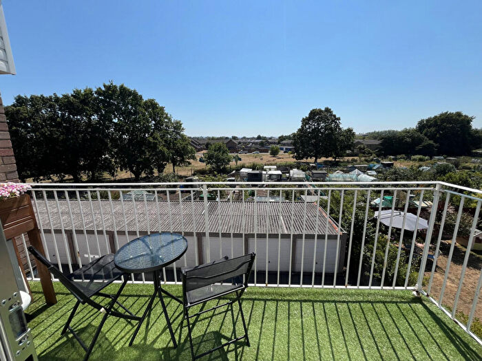 2 Bedroom Flat For Sale In Wimborne Road, Oakdale, Poole, BH15