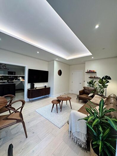 3 Bedroom Flat For Sale In Oak Hill Road, Surbiton, KT6