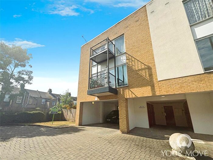 2 Bedroom Flat For Sale In Admirals Way, Gravesend, Kent, DA12
