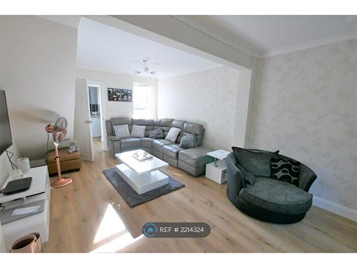 3 Bedroom Semi-Detached House To Rent In Bramford Lane, Ipswich, IP1