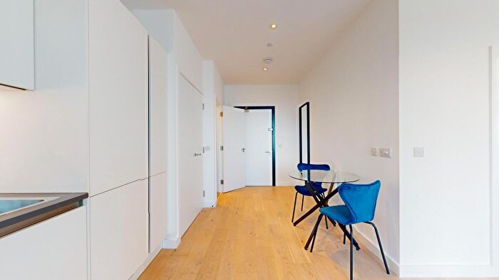 1 Bedroom Flat To Rent In Great West Road, Hounslow, TW5