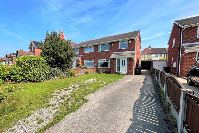 4 Bedroom Semi Detached House To Rent In Pinfold Lane, Leeds, West Yorkshire, LS15