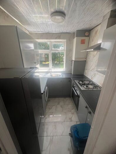 3 Bedroom Terraced House To Rent In Waller Avenue, Luton, LU4