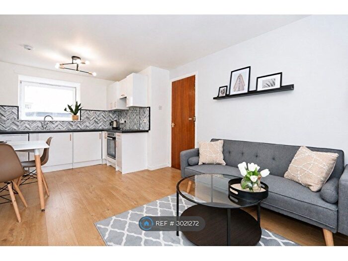 2 Bedroom Flat To Rent In Minerva Court, Glasgow, G3