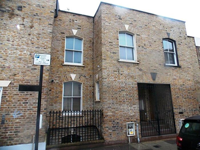 3 Bedroom Town House To Rent In Hewlett Road, Bow, London, E3