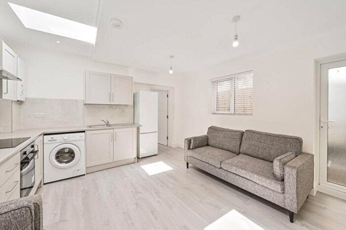 2 Bedroom Flat To Rent In Avenue Road, Southgate, London, N14