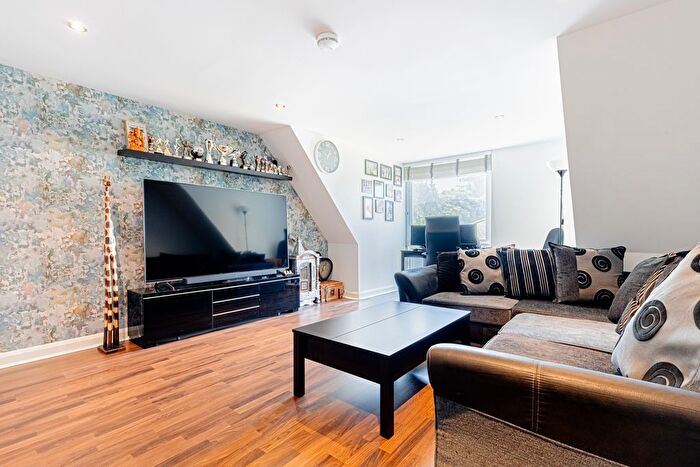 2 Bedroom Flat For Sale In Uxbridge Road, Rickmansworth, WD3