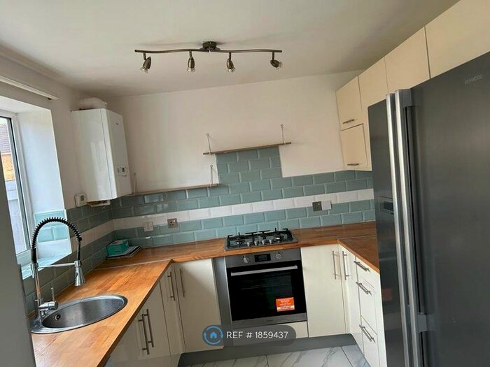 4 Bedroom Semi-Detached House To Rent In Medeanvale, Peterbrough, PE1