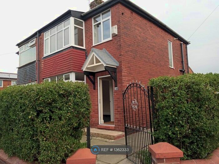 3 Bedroom Semi-Detached House To Rent In Briscoe Lane, Manchester, M40