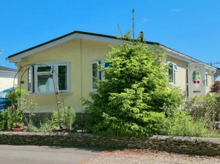 2 Bedroom Park Home For Sale In Beeches Park, Hampton Fields, GL6