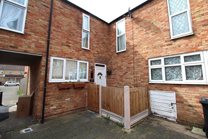 3 Bedroom Semi Detached House To Rent In Baker Close, SS15