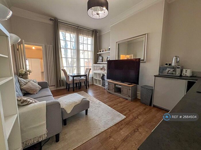 2 Bedroom Flat To Rent In De Montfort Court, Leicester, LE2