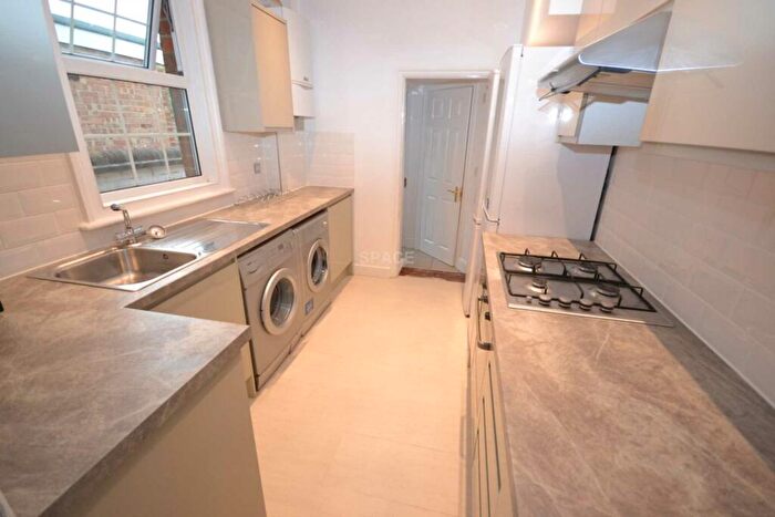6 Bedroom Terraced House To Rent In Swainstone Road, Reading, Berkshire, - Room, RG2