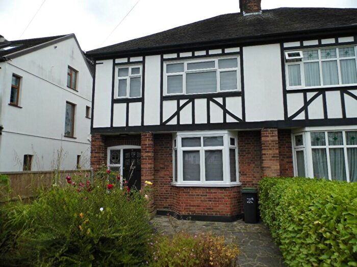 3 Bedroom Semi-Detached House To Rent In Greenway, London, N14