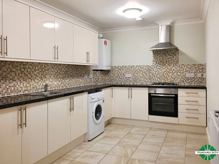 3 Bedroom Flat To Rent In The Grove, E15