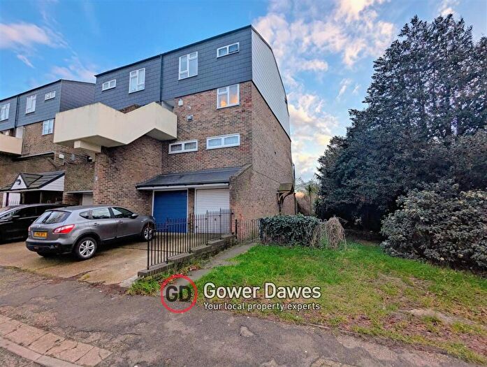 3 Bedroom Maisonette For Sale In Comet Close, Purfleet-on-Thames, RM19
