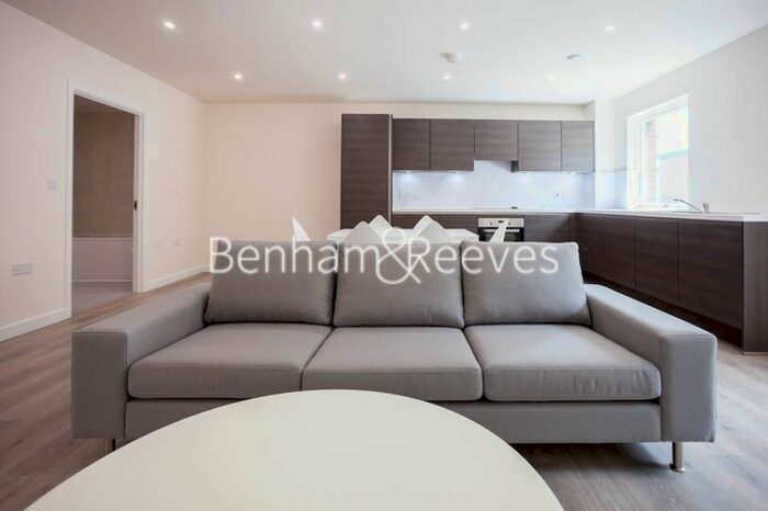 3 Bedroom Flat To Rent In Lensview Close, Harrow HA1