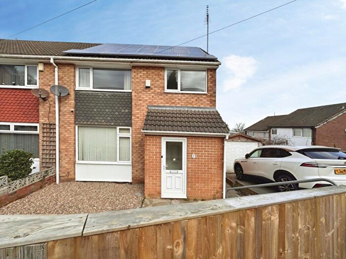 3 Bedroom End Of Terrace House For Sale In Manor Farm Gardens, Leeds, LS10