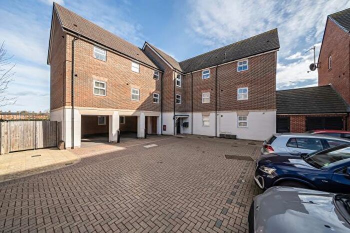 2 Bedroom Apartment For Sale In Hutton Close, Newbury, RG14