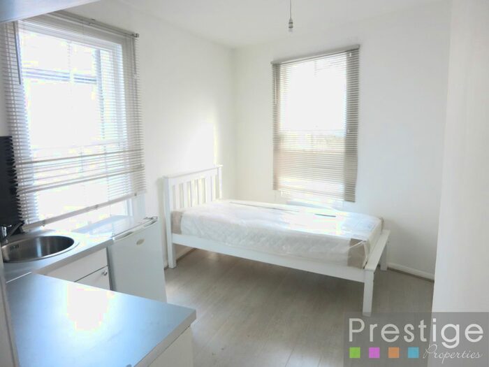 Studio To Rent In West Green Road, London N15