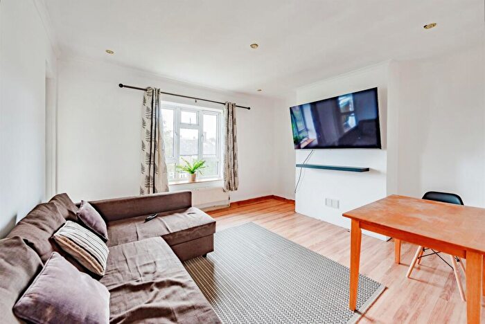 2 Bedroom Apartment For Sale In Ketton Green, Merstham, Redhill, RH1