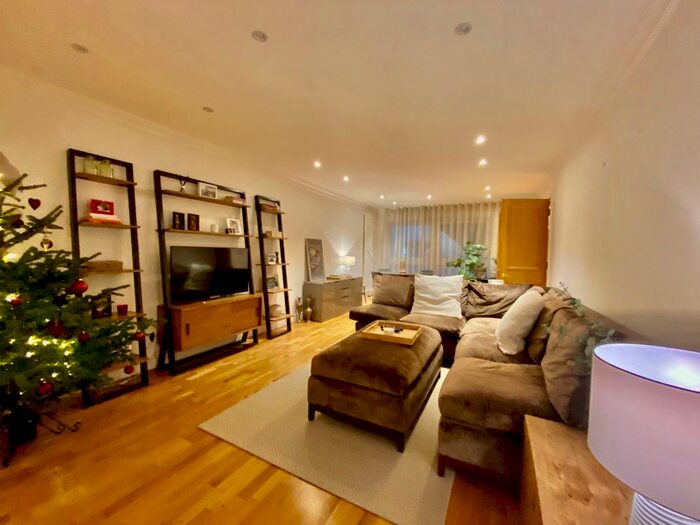 2 Bedroom Flat To Rent In Mill Street, Shad Thames, SE1