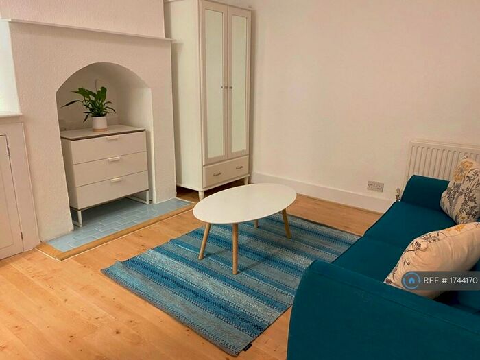 Studio To Rent In Barnes, London, SW13