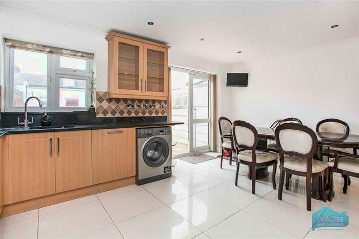 5 Bedroom Terraced House To Rent In Hedge Lane, London, N13