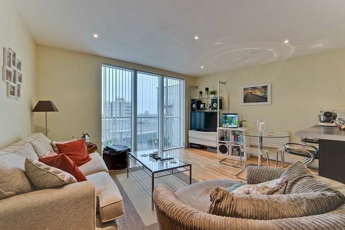 1 Bedroom Flat To Rent In The Heart, New Zealand Avenue, KT12