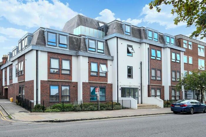 2 Bedroom Flat To Rent In The Peninsula, Aylesbury, HP20