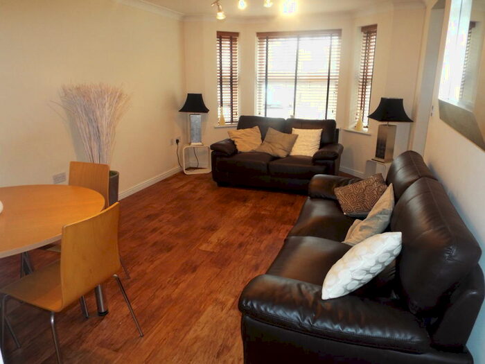2 Bedroom Flat To Rent In Maidenbower, RH10