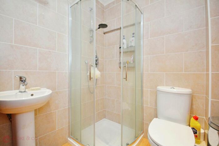 2 Bedroom Flat For Sale In Kingsgate Avenue, Broadstairs, CT10