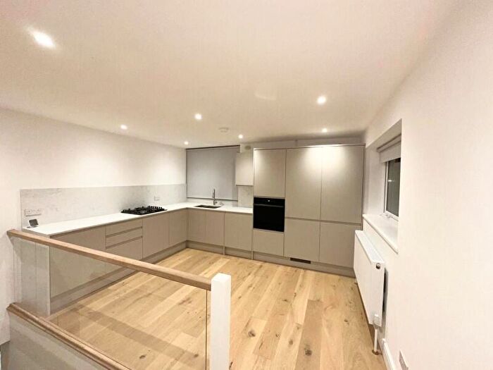 2 Bedroom Flat To Rent In Woking, Surrey, GU22
