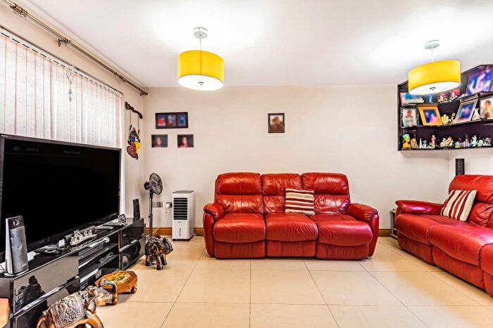 4 Bedroom Town House For Sale In Cippenham, Slough, Berkshire, SL1