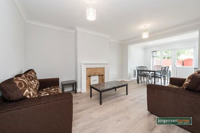 3 Bedroom Flat To Rent In Cecil Road, Acton, W3