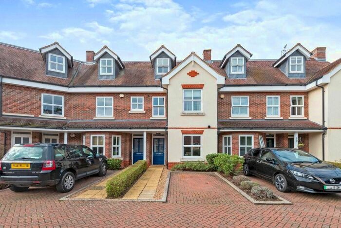4 Bedroom Detached House To Rent In Tilt Road, Cobham, Surrey, KT11