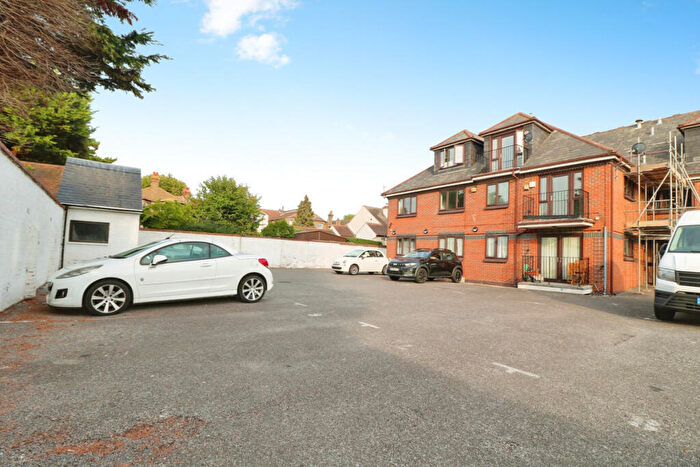 2 Bedroom Flat To Rent In Cossington Road, Westcliff-on-sea, SS0