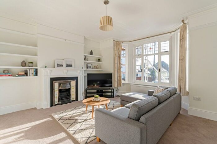 4 Bedroom Detached House To Rent In High Park Road, Farnham, GU9