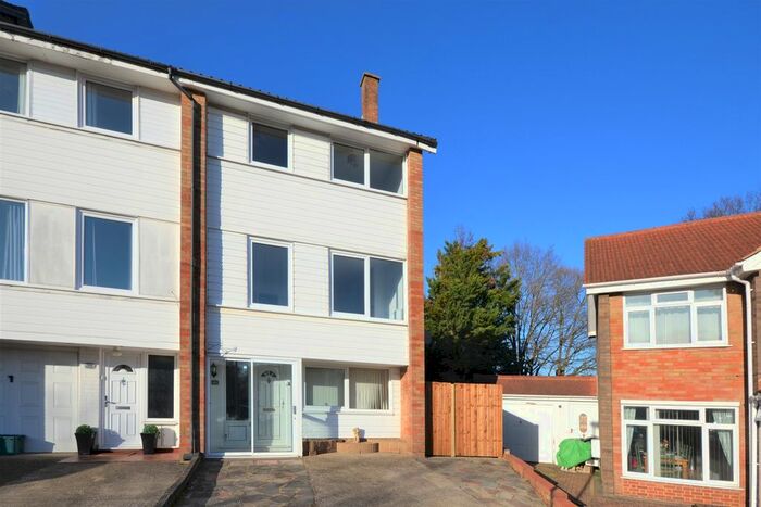 4 Bedroom Town House To Rent In Mead Way, Hayes, Bromley BR2