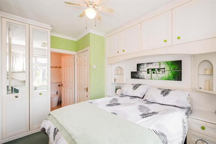 5 Bedroom Semi-Detached House For Sale In Endlebury Road, North Chingford, E4