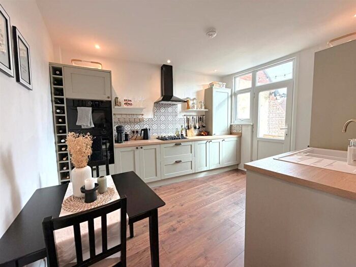 2 Bedroom Flat For Sale In Leigh Hall Road, Leigh-On-Sea, SS9