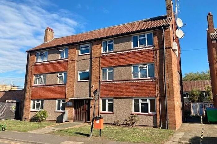 1 Bedroom Flat To Rent In Fern Grove, Feltham, TW14