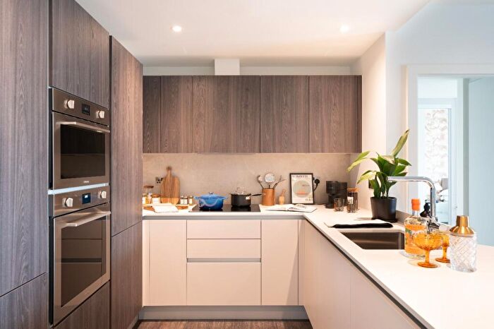 2 Bedroom Flat To Rent In Bloom West, Nine Elms Ln, Nine Elms, London, SW11