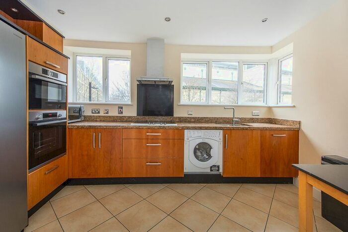 3 Bedroom Flat To Rent In Strand Drive, Richmond, TW9