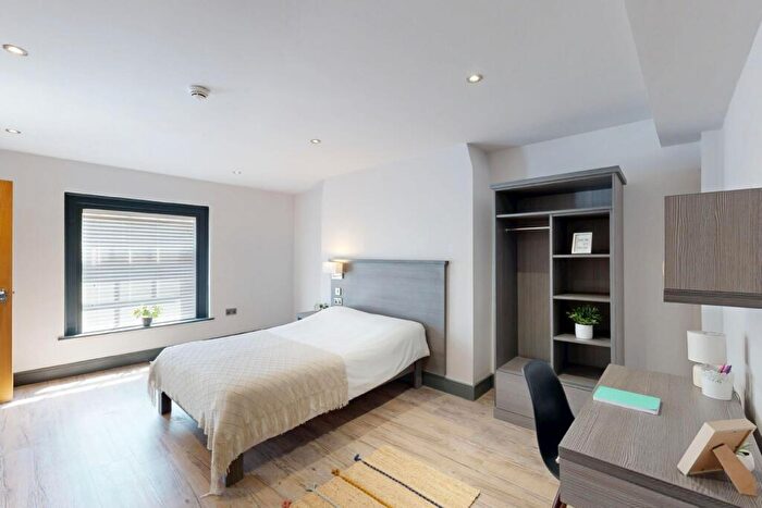 6 Bedroom Apartment To Rent In Hoods Hideout, - Houndsgate, NG1