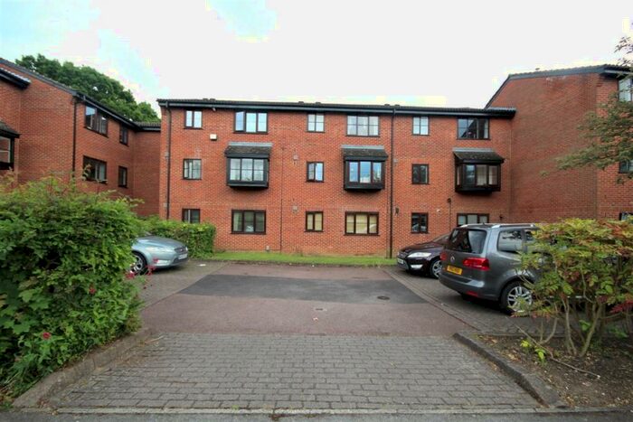 2 Bedroom Flat To Rent In Gladbeck Way, Enfield, EN2