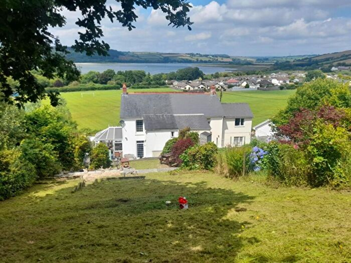 3 Bedroom Semi-Detached House For Sale In Briar Dale, Ferryside, SA17