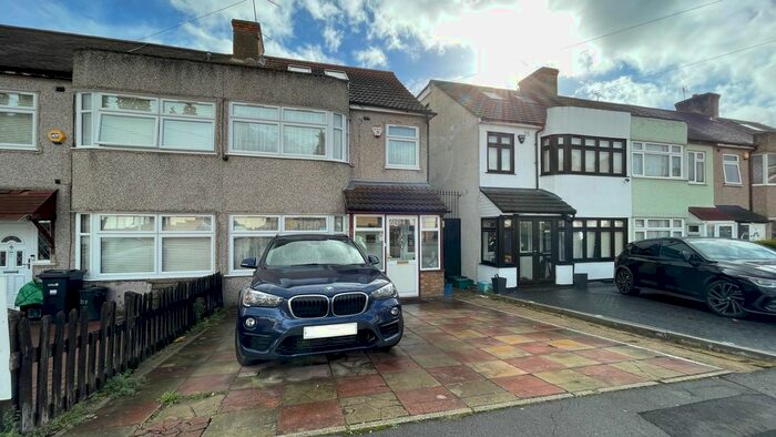 4 Bedroom Semi-Detached House To Rent In Roding Lane North, Woodford Green, IG8