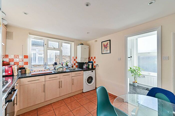 2 Bedroom Flat To Rent In Himley Road, Tooting, London, SW17