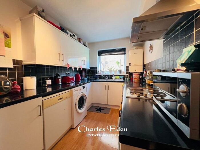 2 Bedroom Flat For Sale In The Avenue, Beckenham, BR3